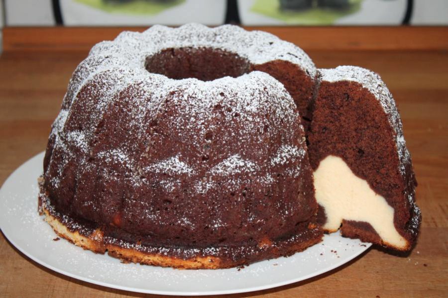 Schoko Gugelhupf mit cremigem Käsekuchenherz