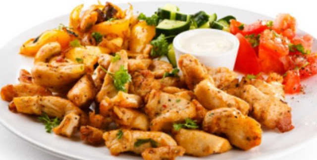 Hähnchengeschnetzeltes mit Tomaten, Gurke und Joghurtdressing