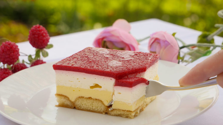 Schokoladenkuchen mit Erdbeeren