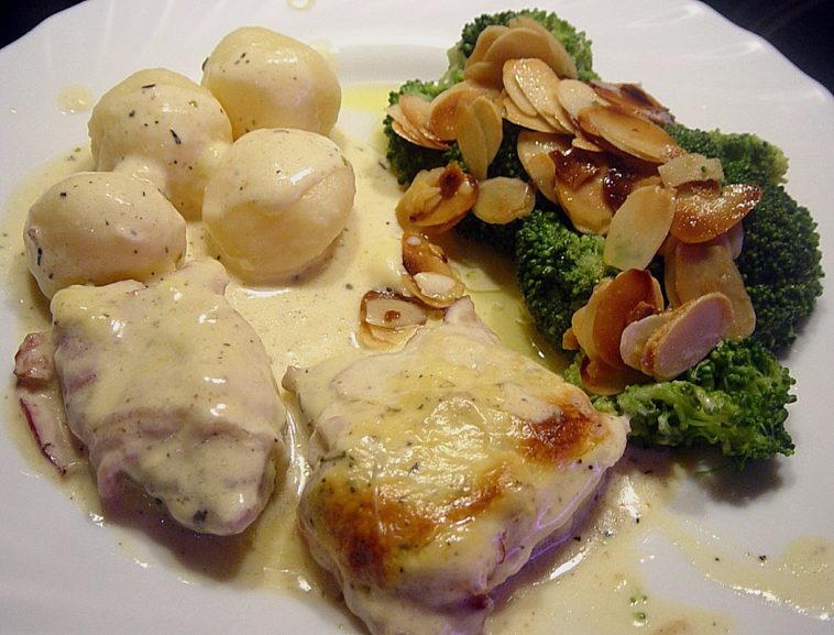 Schweinefilet in Bacon mit Frischkäsesoße überbacken Schweinefilet in Bacon mit Frischkäsesoße überbacken