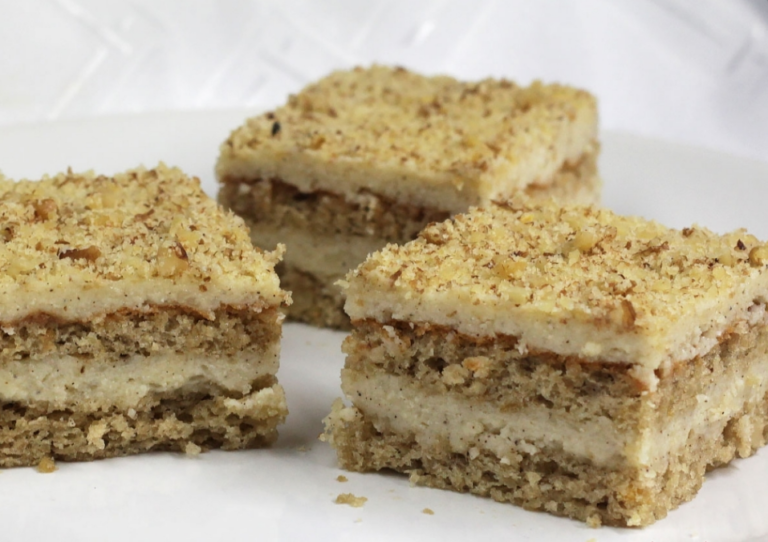 WALLNUSSSCHNITTE MIT KAFFEE