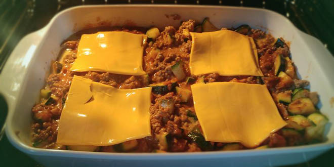 Kalorienarme Hackfleisch,Bolognese – Pfanne mit Käse überbacken