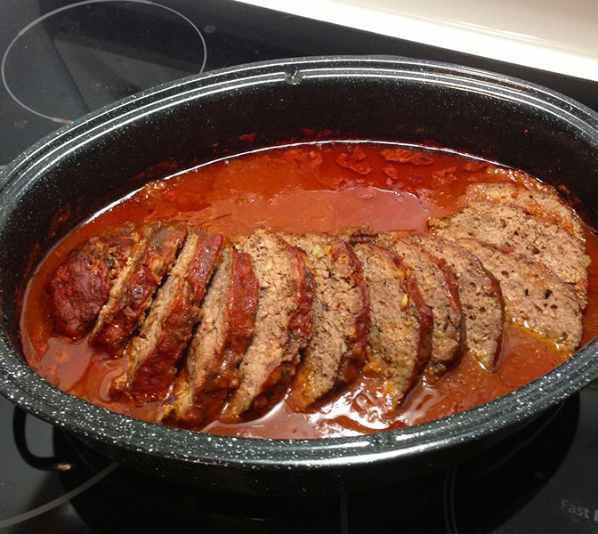 Paprika-Feta-Hackbraten aus dem Backofen mit Tomatensauce