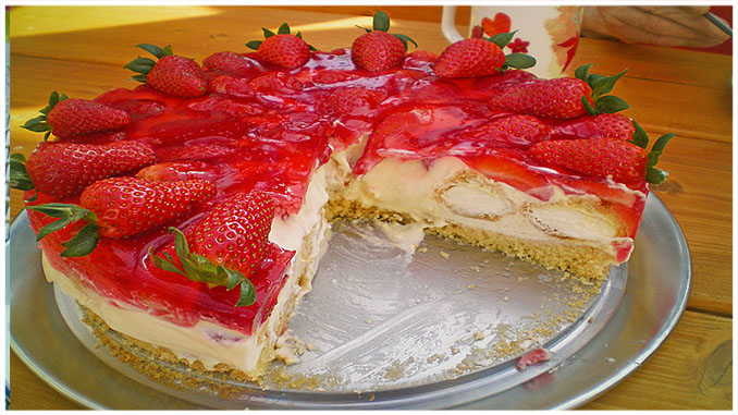 Windbeuteltorte mit Erdbeeren und Eierlikör
