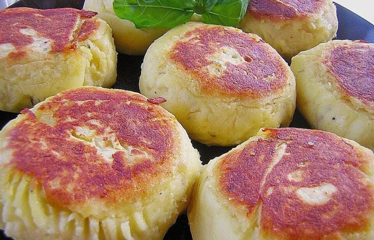 KARTOFFELFRIKADELLEN GEFÜLLT MIT SCHAFSKÄSE