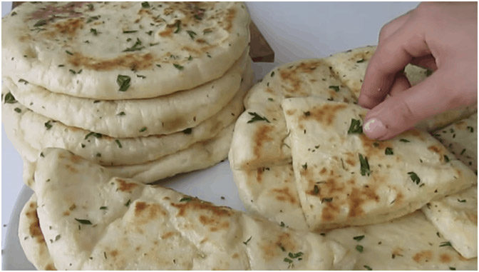 Schnelle Knoblauch-Fladen mit Käse gefüllt