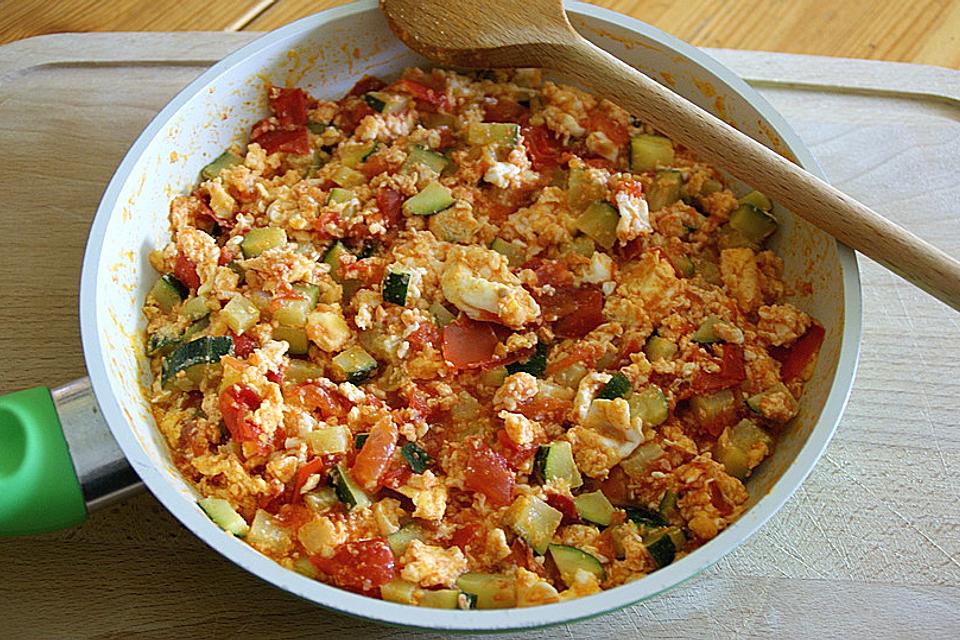 Rührei mit Zucchini und Tomate