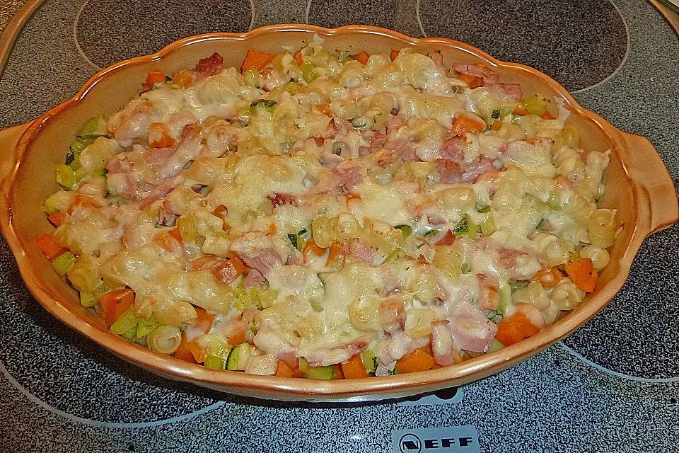 Nudelauflauf mit Schinken, Möhren und Zucchini