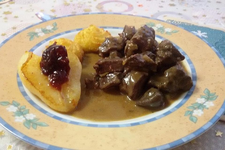 Hirschgulasch mit Rotwein und Speck