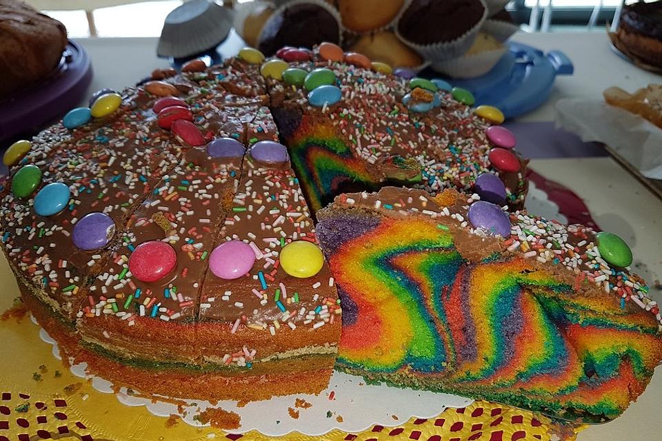 Regenbogenkuchen mit Zitronenlimonade Regenbogenkuchen mit Zitronenlimonade