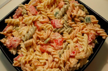 Leichter Nudelsalat mit Hähnchen und Joghurt Leichter Nudelsalat mit Hähnchen und Joghurt