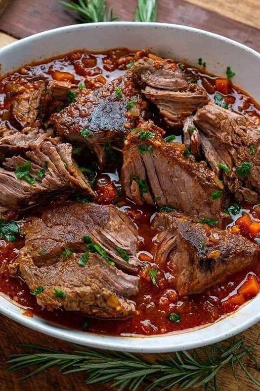 Italienischer Schmorbraten mit Knoblauch passt einfach immer! Italienischer Schmorbraten mit Knoblauch passt einfach immer!