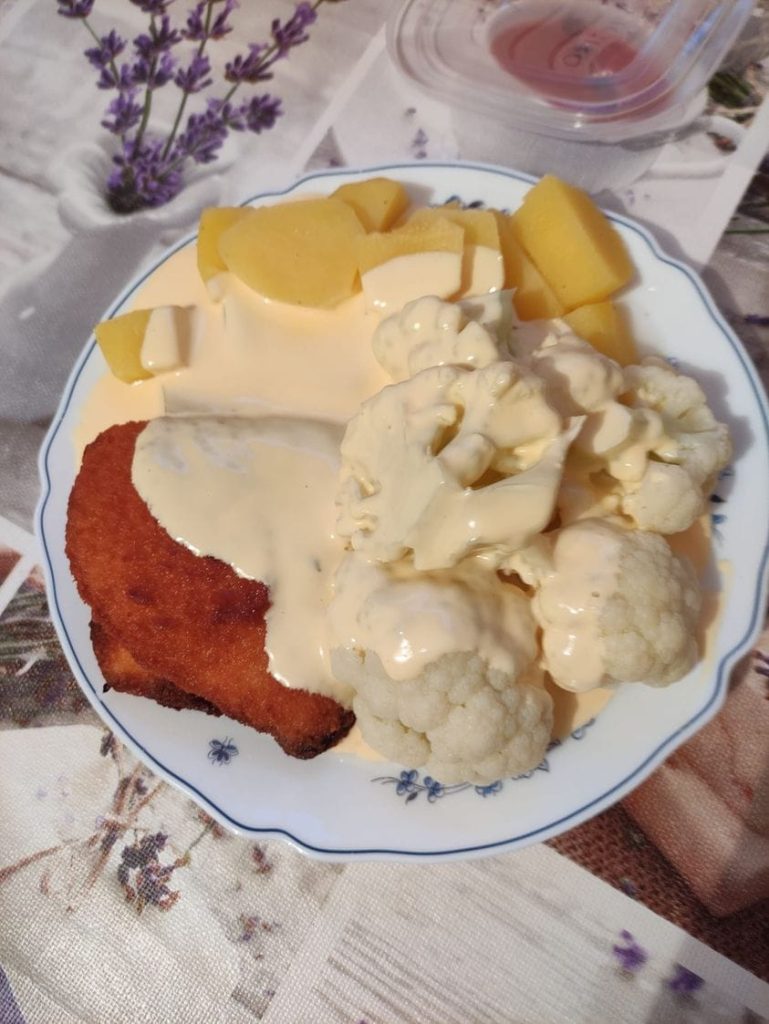 Kartoffeln mit Blumenkohl, holländischer Soße und Hähnchen Cordon Bleu Kartoffeln mit Blumenkohl, holländischer Soße und Hähnchen Cordon Bleu