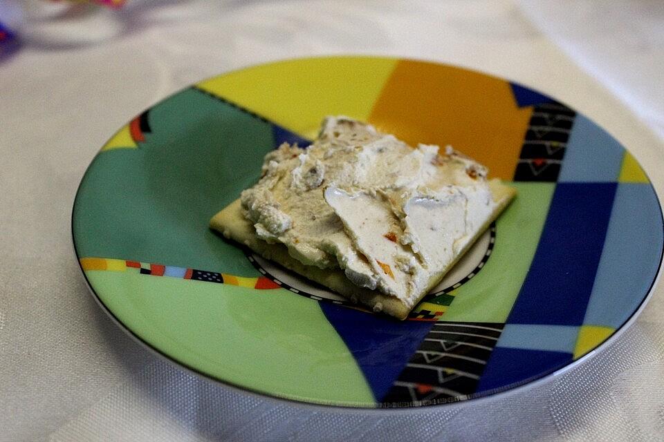 Frischkäse-Aufstrich mit getrockneten Tomaten und Basilikum Frischkäse-Aufstrich mit getrockneten