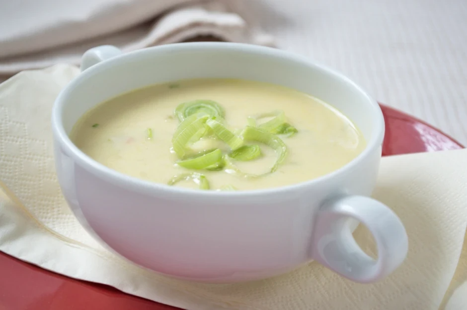PÜRIERTE KARTOFFEL-LAUCH-SUPPE PÜRIERTE KARTOFFEL-LAUCH-SUPPE