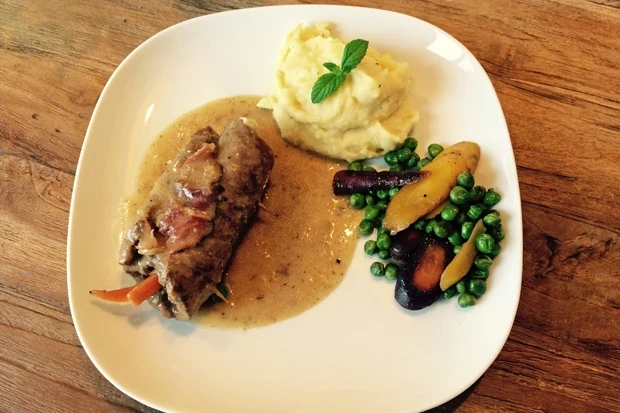 RINDSROULADEN MIT SAUCE RINDSROULADEN MIT SAUCE