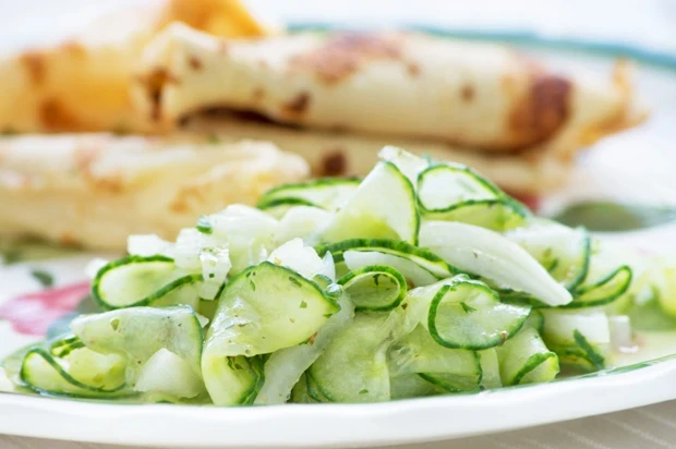 KLASSISCHER GURKENSALAT KLASSISCHER GURKENSALAT