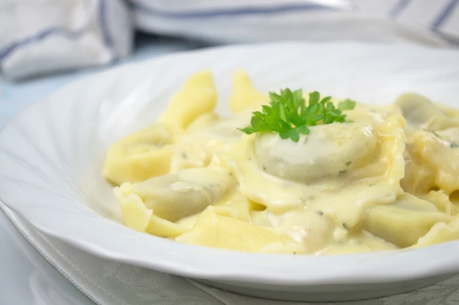 SELBST GEMACHTE KÄSE-SOSSE MIT TORTELLIN SELBST GEMACHTE KÄSE-SOSSE MIT TORTELLIN