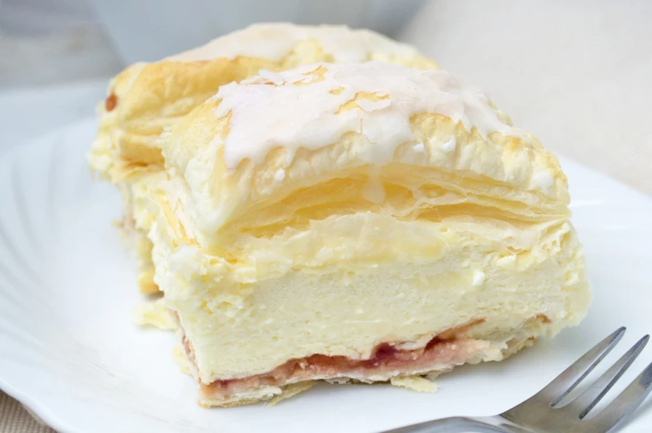HIMMLISCHE CREMESCHNITTEN HIMMLISCHE CREMESCHNITTEN