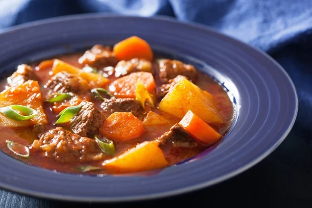 KESSELGULASCH MIT KARTOFFELN KESSELGULASCH MIT KARTOFFELN