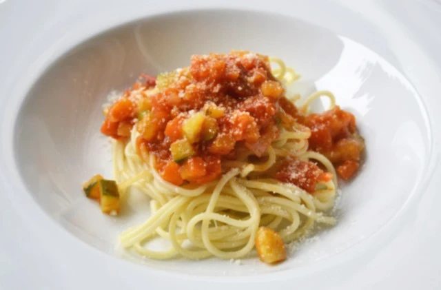 SPAGHETTI MIT GEMÜSESUGO SPAGHETTI MIT GEMÜSESUGO