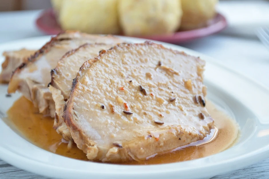 GEBRATENES SCHWEINSKARREE GEBRATENES SCHWEINSKARREE