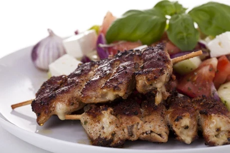 WÜRZIGE GYROS-SPIESSE NUDELSALAT MIT THUNFISCH