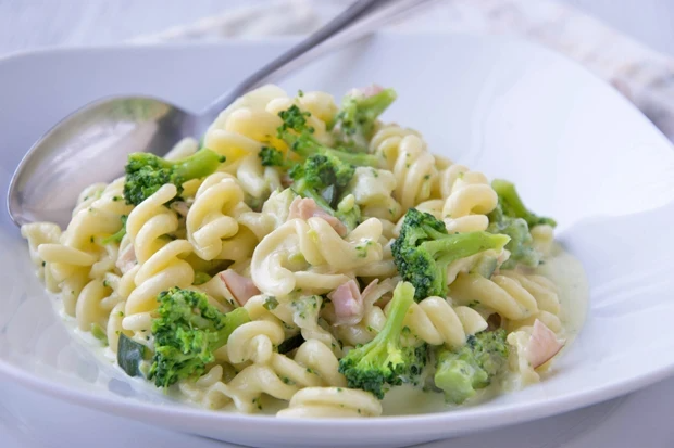 NUDELN MIT BROKKOLI UND ZUCCHINI NUDELN MIT BROKKOLI UND ZUCCHINI