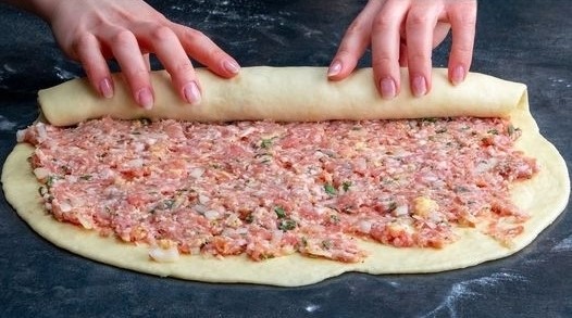 Schmeckt ohne ausnahme jedem: Teig eingerollt mit Hackfleisch in wenigen Minuten zubereitet Schmeckt ohne ausnahme jedem: Teig eingerollt mit Hackfleisch in wenigen Minuten zubereitet