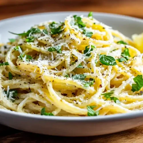 Servierte One Pot Lemon Pasta in einer Schale, garniert mit Basilikum, Petersilie und Parmesan